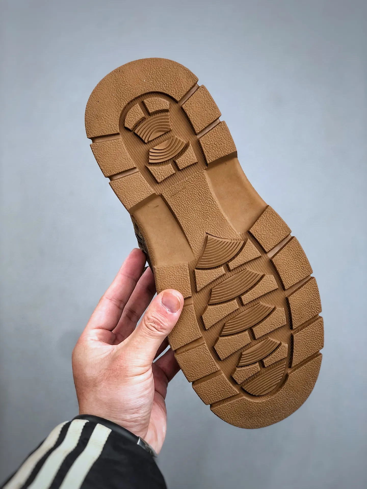 Welfare special price💰480 Timberland Timberland/Timberland new autumn and winter products (plush lining🔥warm and heat-locking) autumn and winter must-have outdoor casual rhubarb boots series #Guangdong Dachang quality original box original packaging fashion trend matching the fabric is made of Italian 🇮🇹 top frosted fine-grained cowhide with anti-odor and anti-corrosion genuine leather latex insoles. The outsole and hardware are all made from raw materials of the original factory. They are the same as the original Goodyear never-opening process. Good products do not kill pigs. The quality of the first order is strictly controlled. Exclusively released on the entire network. There is no doubt about the quality. The whole set of official website unified packaging gives you a perfect wearing experience. The quality is exquisite and durable. A must-have for sportsmen. Specially designed to prevent handsomeness. High-quality and first-class foot feel. Specially used for outdoor cold protection this winter. Daily casual matching. Size: 38 39 40 41 42 43 44 (leather shoe size)